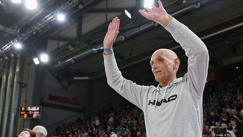Wolfgang Heyder im M&auml;rz 2025 in der Brose-Arena bei der Pr&auml;sentation der Bamberger Meistermannschaft von 2005.