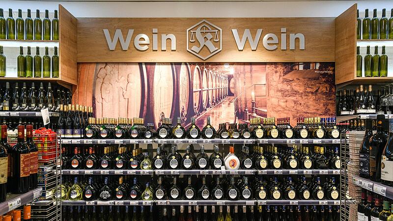 Etwa jeder zehnte Krebsfall bei Männern ist auf Alkohol zurückzuführen. Seit Wochen liegen Branchenverbände und EU-Politiker im Streit.