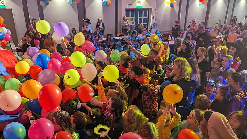 Es regnet Luftballons beim gro&szlig;en Kinderfasching in der Kulmbacher Stadthalle.