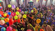 Es regnet Luftballons beim großen Kinderfasching in der Kulmbacher Stadthalle.