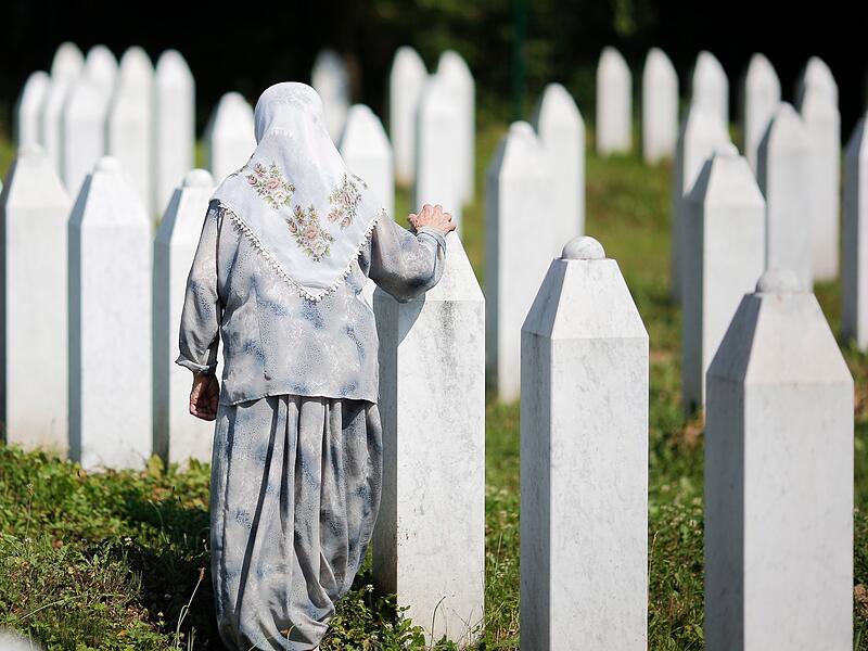 Eine Muslima im Memorial Center Srebrenica