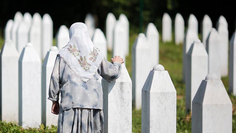 Eine Muslima im Memorial Center Srebrenica