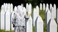 Eine Muslima im Memorial Center Srebrenica