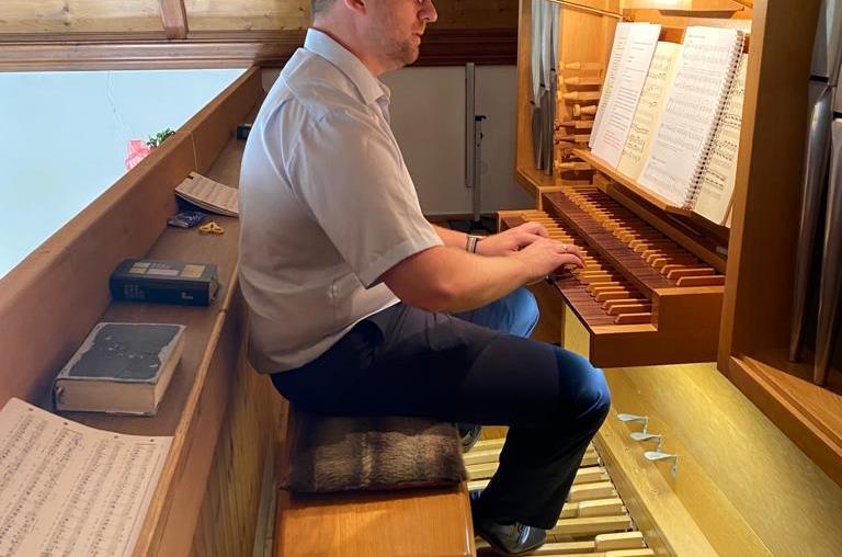 Organist Markus Karittke an der neuen Orgel in der Christuskirche in Weismain.
