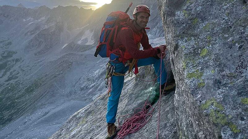 Im Hintergrund blinzelt die Sonne durch: Timo Wunder bei der Besteigung des Piz Badile.