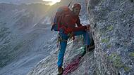 Im Hintergrund blinzelt die Sonne durch: Timo Wunder bei der Besteigung des Piz Badile.