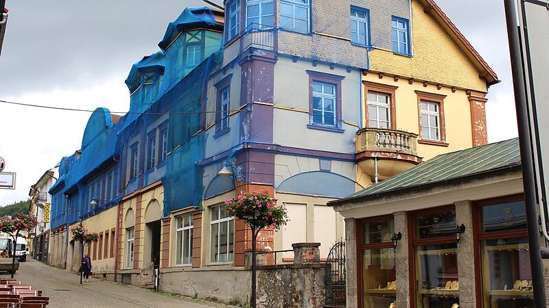 Hotel zur Post: Das Geb&auml;ude geh&ouml;rt seit 2024 der Stadt. Es ist jedoch stark sanierungsbed&uuml;rftig und w&uuml;rde der Stadt viel Geld kosten, es wieder herzustellen.