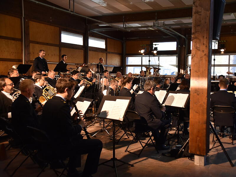 Das Bundespolizeiorchester M&uuml;nchen bescherte dem Publikum einen wundersch&ouml;nen Konzertabend in der Mainleuser Sommerhalle.