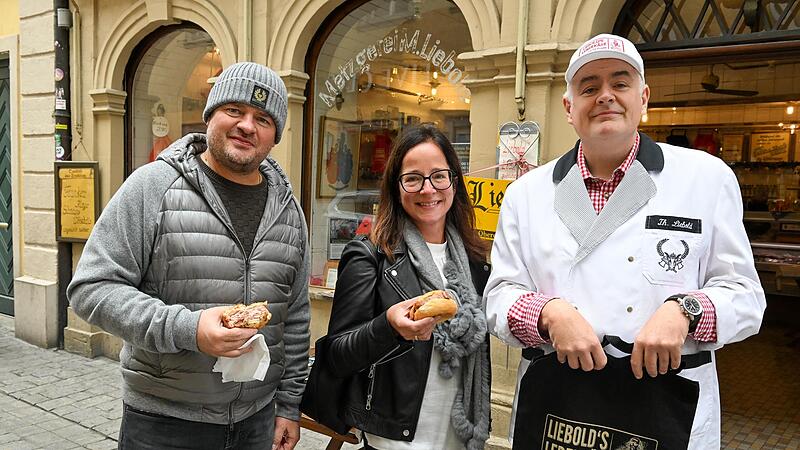 Wolfgang und Regina Wurzer aus dem oberbayerischen Erding war kein Weg zu weit, um den Leberk&auml;se  von Thomas Liebold (von links) zu kaufen &ndash; und zwar gleich im Dosen-Zehnerpack.