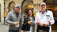 Wolfgang und Regina Wurzer aus dem oberbayerischen Erding war kein Weg zu weit, um den Leberk&auml;se  von Thomas Liebold (von links) zu kaufen &ndash; und zwar gleich im Dosen-Zehnerpack.