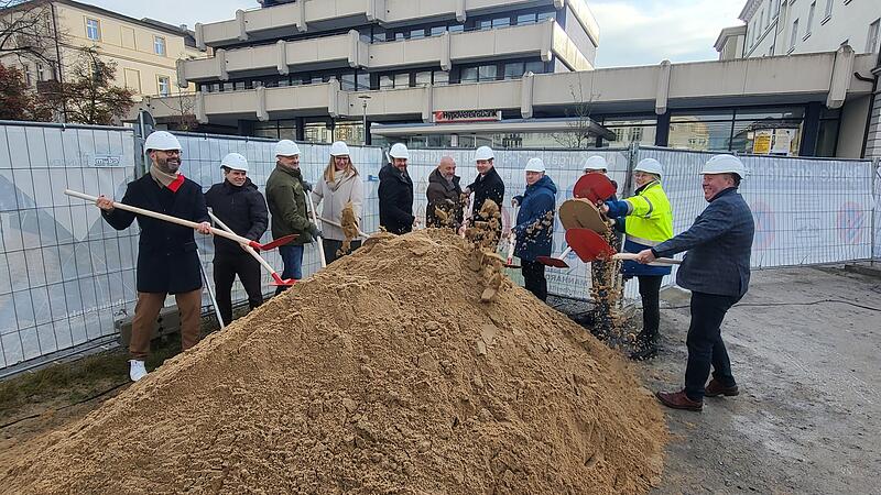 Alle Beteiligten versammelten sich zum symbolischen Spatenstich für das Sonnenhof-Hotel in Bad Kissingen auf der Baustelle. Alle Beteiligten versammelten sich zum symbolischen Spatenstich für das Sonnenhof-Hotel in Bad Kissingen auf der Baustelle.