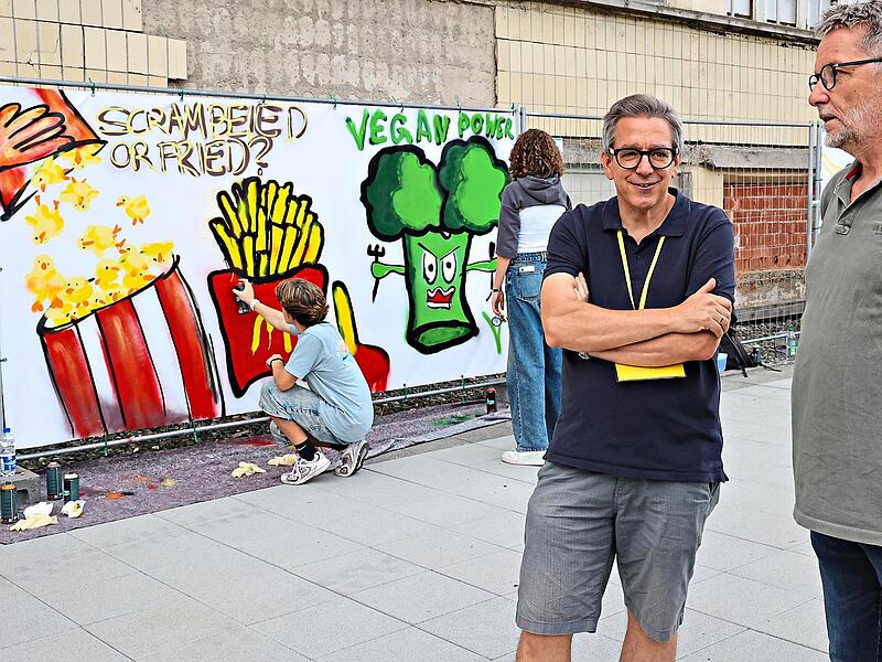 Absolut bewundernswert finden Jürgen Ziegler und Kunstlehrer Andreas Schobert die Spraykünste.Sonny Adam Absolut bewundernswert finden Jürgen Ziegler und Kunstlehrer Andreas Schobert die Spraykünste.Sonny Adam