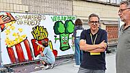 Absolut bewundernswert finden Jürgen Ziegler und Kunstlehrer Andreas Schobert die Spraykünste.Sonny Adam Absolut bewundernswert finden Jürgen Ziegler und Kunstlehrer Andreas Schobert die Spraykünste.Sonny Adam