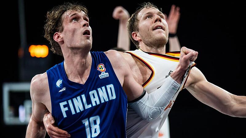Um den Gruppensieg in der WM-Qualifikation kämpfen Finnland und Deutschland ähnlich hart wie hier der Bamberger Christian Sengfelder (rechts) mit Mikael Jantunen um die bessere Reboundposition.