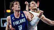 Um den Gruppensieg in der WM-Qualifikation kämpfen Finnland und Deutschland ähnlich hart wie hier der Bamberger Christian Sengfelder (rechts) mit Mikael Jantunen um die bessere Reboundposition.