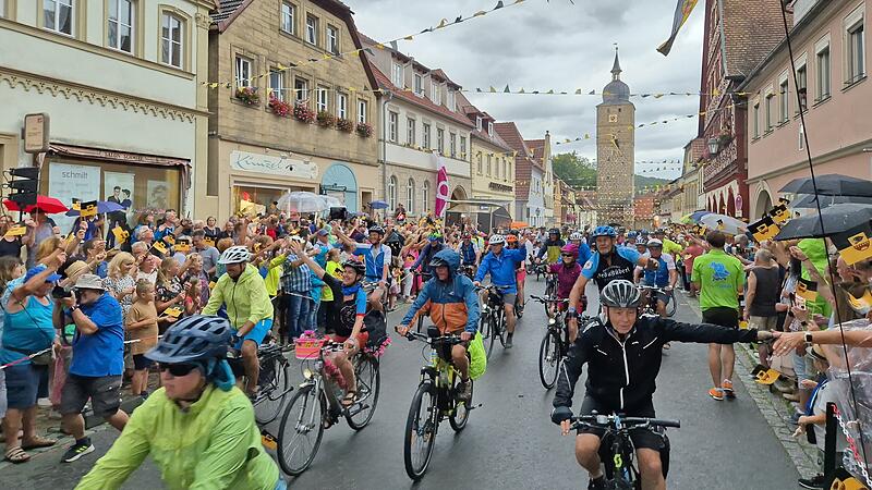 BR-Radltour: Regen und Gewitter pünktlich zur Zieleinfahrt in Ebern