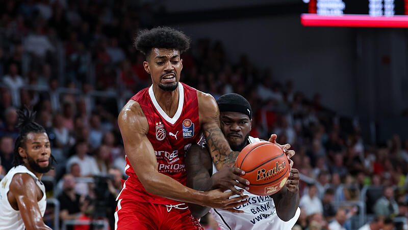 Der Bamberger Ibrahim Watson (links) kämpft mit TJ Crockett Jr. um den Ball.Heimspiel Braunschweig Der Bamberger Ibrahim Watson (links) kämpft mit TJ Crockett Jr. um den Ball.