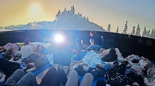 Sonnenaufgang im Kuppelzelt.