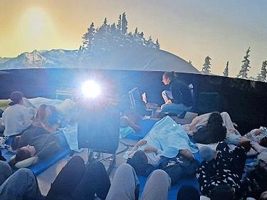 Sonnenaufgang im Kuppelzelt.