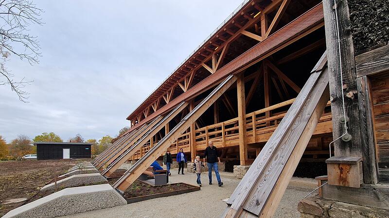 Die Holzkonstruktion des neuen Nordflügels orientiert sich an historischen Vorbildern. Sie soll den Belastungen durch die Sole langfristig standhalten. Die Holzkonstruktion des neuen Nordflügels orientiert sich an historischen Vorbildern. Sie soll den Belastungen durch die Sole langfristig standhalten.