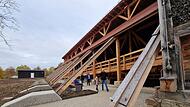 Die Holzkonstruktion des neuen Nordfl&uuml;gels orientiert sich an historischen Vorbildern. Sie soll den Belastungen durch die Sole langfristig standhalten.