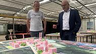 Klimaschutzmanager Stefan Richter (links) zusammen mit Bürgermeister Michael Kastl an einem der von Bürgern entworfenen Modellen für das Treibhaus-Projekt. Die Stadt hat den Vertrag mit Stefan Richter um drei Jahre verlängert. Klimaschutzmanager Stefan Richter (links) zusammen mit Bürgermeister Michael Kastl an einem der von Bürgern entworfenen Modellen für das Treibhaus-Projekt. Die Stadt hat den Vertrag mit Stefan Richter um drei Jahre verlängert.