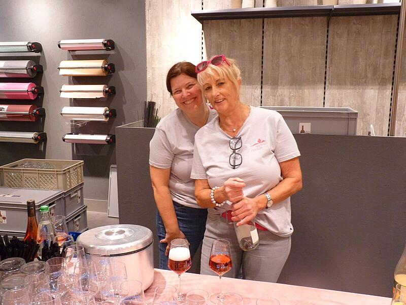 Astrid Dresel und Martha L&ouml;sch sind Team-Buddys und sorgen f&uuml;r das leibliche Wohl der G&auml;ste