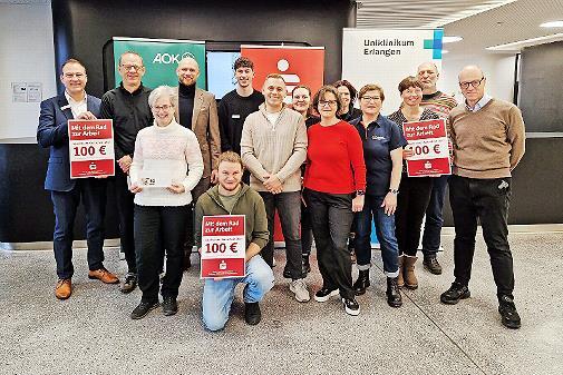 Zusammen mit dem Initiatorenteam und den Preisstiftern freuten sich die mittelfr&auml;nkischen Gewinnerinnen und Gewinner der Aktion &bdquo;Mit dem Rad zur Arbeit&ldquo; &uuml;ber ihre Preise.