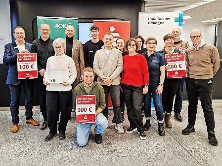 Zusammen mit dem Initiatorenteam und den Preisstiftern freuten sich die mittelfränkischen Gewinnerinnen und Gewinner der Aktion „Mit dem Rad zur Arbeit“ über ihre Preise. Zusammen mit dem Initiatorenteam und den Preisstiftern freuten sich die mittelfränkischen Gewinnerinnen und Gewinner der Aktion „Mit dem Rad zur Arbeit“ über ihre Preise.