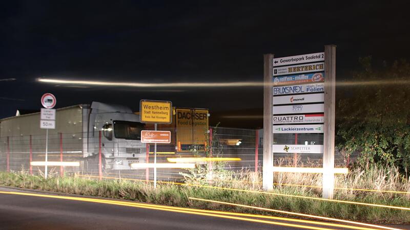 Seit Jahren gibt es Beschwerden &uuml;ber zu viel Lkw-Verkehr im Gewerbegebiet Westheim, vor allem in der Nacht. In dieser Langzeit-Belichtung erscheinen die Lichter eines in die Frankenstra&szlig;e fahrenden Lkw als lange Streifen.