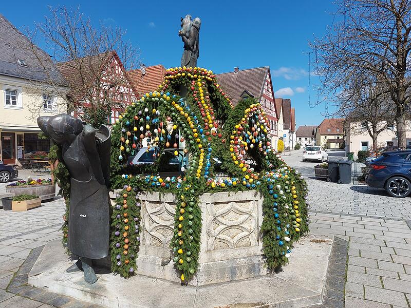 So sah der fertige Osterbrunnen vergangenes Jahr aus.Vorbereitungen Osterbrunnen Ebermannstadt 2024