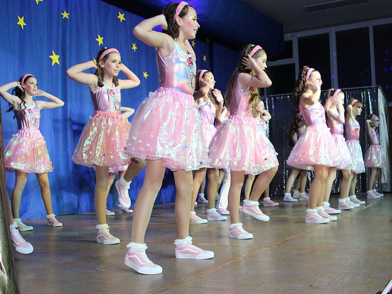 Die Jugendgarde suchten "My Boy Lollypop". Als "Candy Girls" legten sie einen zuckers&uuml;&szlig;en Auftritt auf die B&uuml;hne.