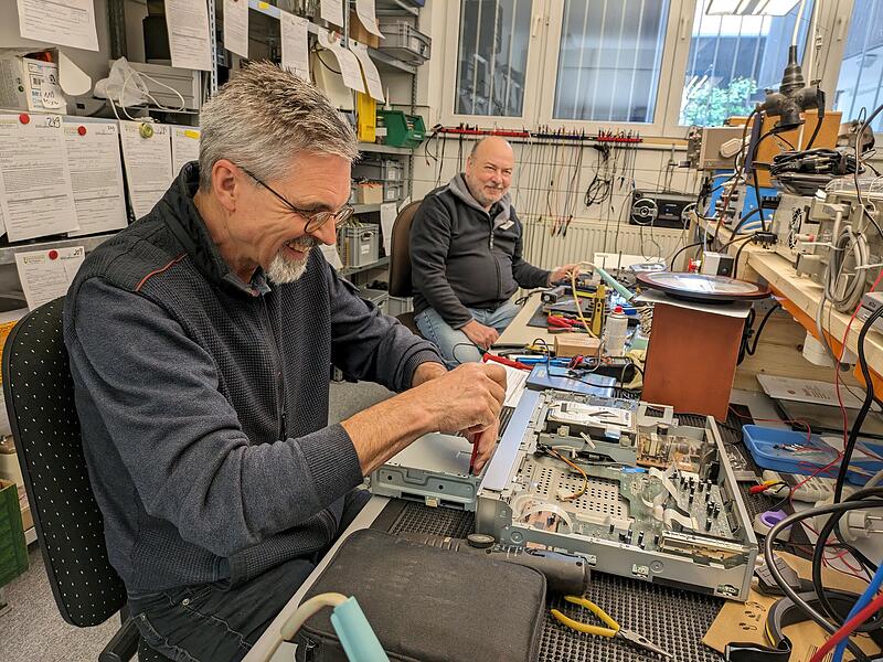 Mit guter Laune: Das dortige Reperaturcafé hat jede Menge zu tun: Im vergangenen Jahr waren es 700 Dinge, die gebracht wurden.Earth Day Forchheim Mit guter Laune: Das dortige Reperaturcafé hat jede Menge zu tun: Im vergangenen Jahr waren es 700 Dinge, die gebracht wurden.Earth Day Forchheim