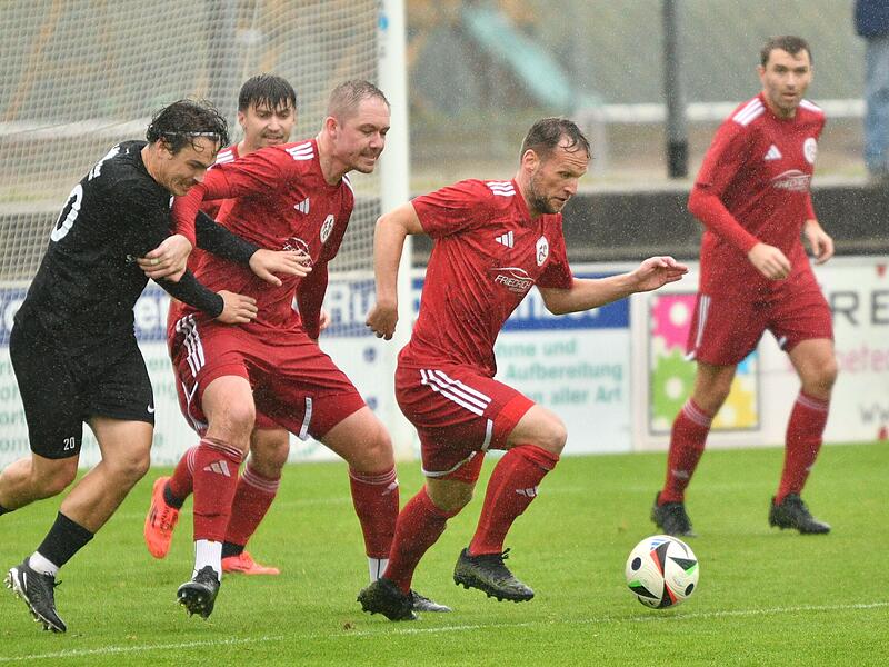 Gefahr im Strafraum des FC Lichtenfels. Während Kevin Wige (links) den Gästeaktuer Tobias Burger blockt, spielt, Lukas Engelmann den Ball weg.