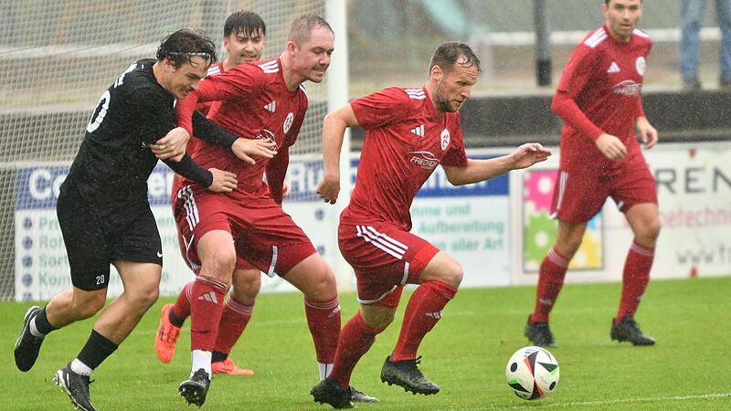 Gefahr im Strafraum des FC Lichtenfels. W&auml;hrend Kevin Wige (links) den G&auml;steaktuer Tobias Burger blockt, spielt, Lukas Engelmann den Ball weg.