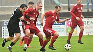 Gefahr im Strafraum des FC Lichtenfels. Während Kevin Wige (links) den Gästeaktuer Tobias Burger blockt, spielt, Lukas Engelmann den Ball weg.