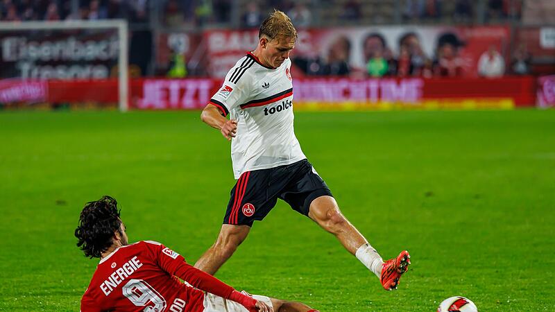 FC Energie Cottbus - 1. FC Nürnberg Eric Porstner (weißes Trikot, gegen den Cottbuser Lucas Copado) bereitete den Nürnberger 1:1-Ausgleichstreffer vor.