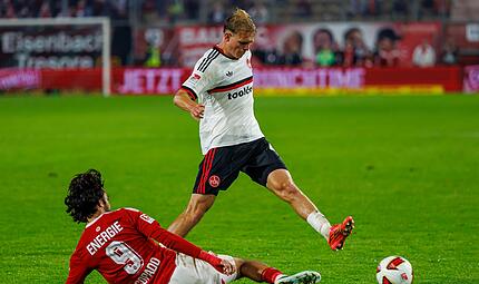 Eric Porstner (wei&szlig;es Trikot, gegen den Cottbuser Lucas Copado) bereitete den N&uuml;rnberger 1:1-Ausgleichstreffer vor.