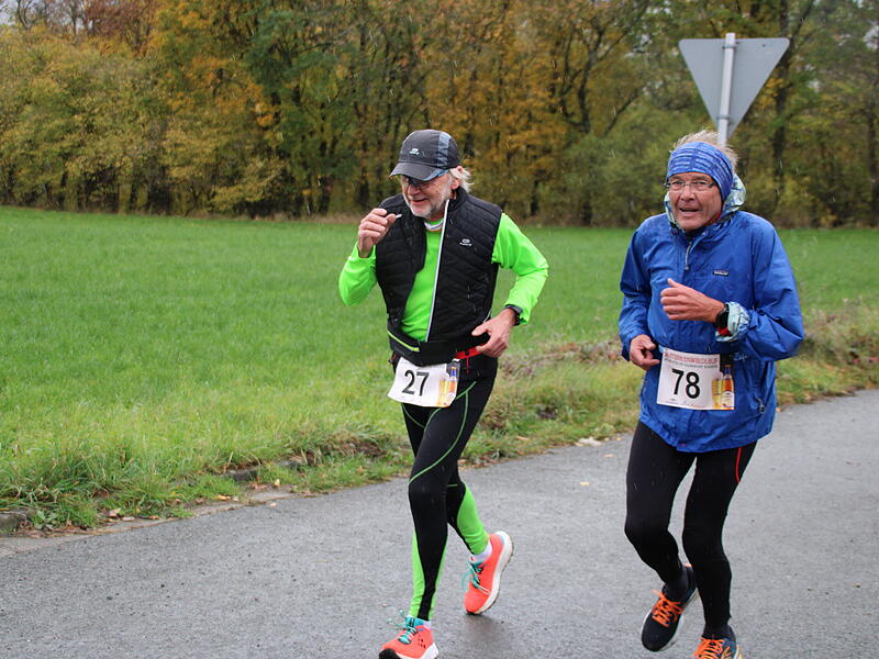 Trotz nasskaltem Herbstwetter lie&szlig;en sich die Sportler den Spa&szlig;  beim 38. Frankenwaldlauf der LG Ludwigschorgast nicht vermiesen.