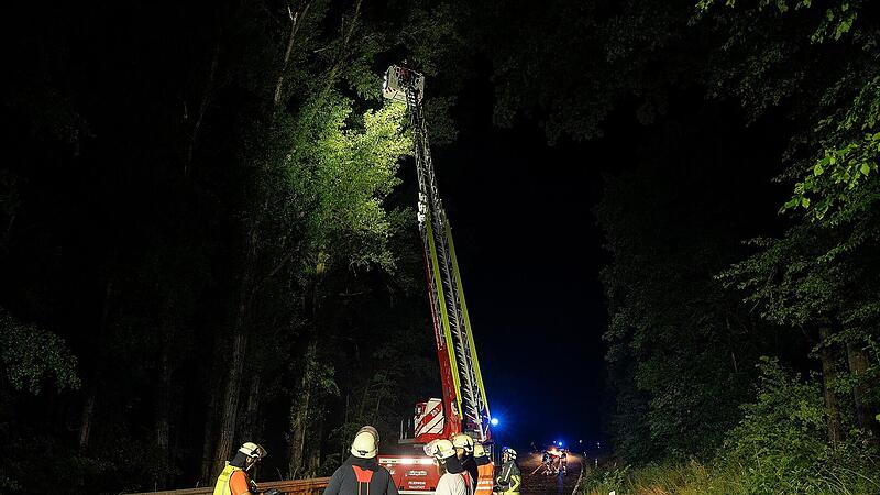 Sturmsch&auml;den bei D&ouml;rfleins: Feuerwehr muss mit Drehleiter ausr&uuml;cken