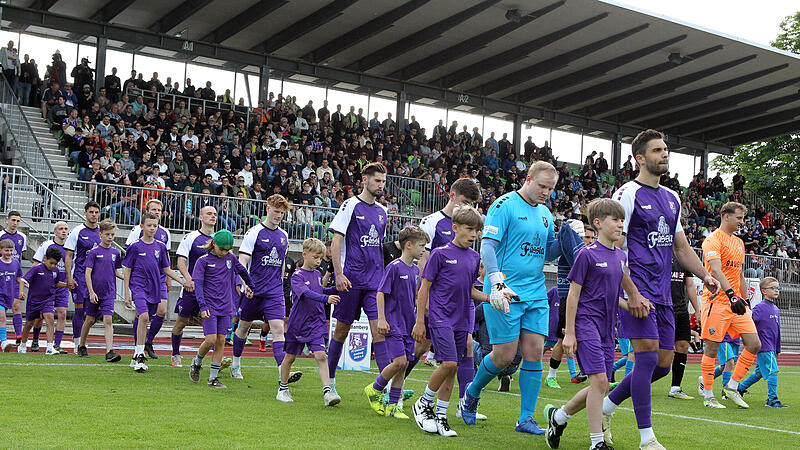 Ein vor&uuml;bergehender Auszug aus dem Fuchsparkstadion ist (vorerst) vom Tisch: Der FC Eintracht Bamberg kann die Regionalligasaison 2024/25 auf altem Rasen im gewohnten Areal spielen.