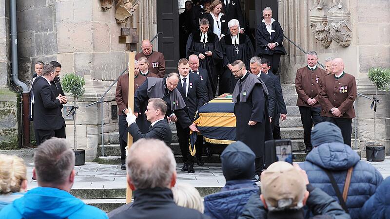 Der Sarg ist mit der einer Flagge, die das Wappen des Hauses ziert, bedekt.