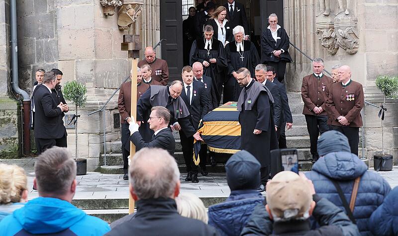 Der Sarg ist mit der einer Flagge, die das Wappen des Hauses ziert, bedekt.