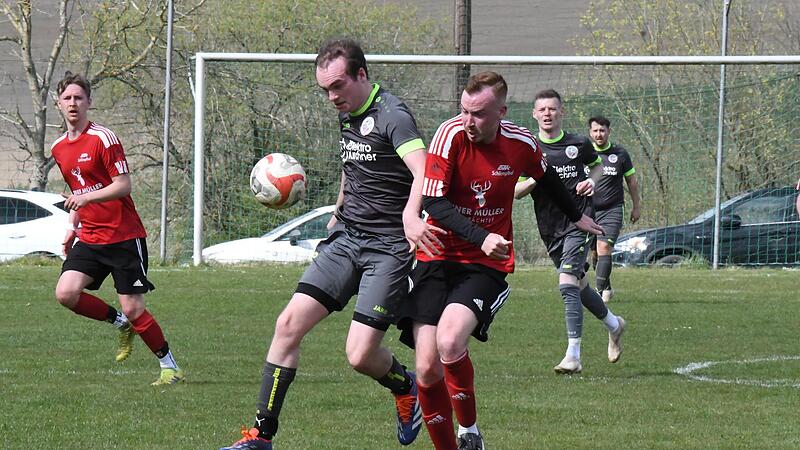 Justus M&uuml;ller (in Rot) gelang als Spielertrainer der DJK Schlimpfhof historisches mit der B-Klassen-Meisterschaft und dem Aufstieg in die A-Klasse Rh&ouml;n 1.