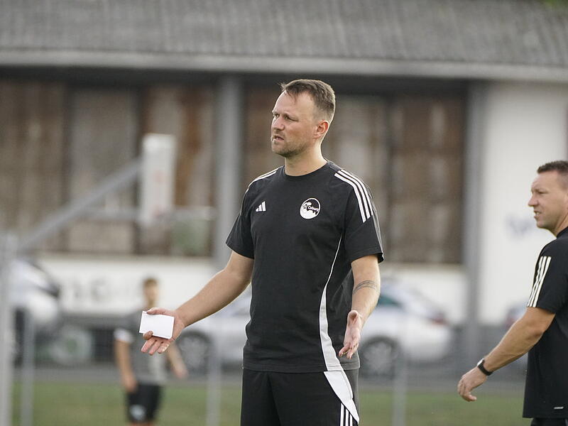 Coburgs Trainer Calle Schiebel las seinen Spielern nach dem 1:1 gegen Cham noch auf dem Spielfeld die Leviten.