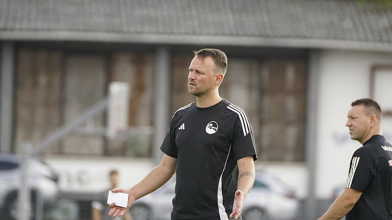 Coburgs Trainer Calle Schiebel las seinen Spielern nach dem 1:1 gegen Cham noch auf dem Spielfeld die Leviten. Coburgs Trainer Calle Schiebel las seinen Spielern nach dem 1:1 gegen Cham noch auf dem Spielfeld die Leviten.