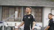 Coburgs Trainer Calle Schiebel las seinen Spielern nach dem 1:1 gegen Cham noch auf dem Spielfeld die Leviten.