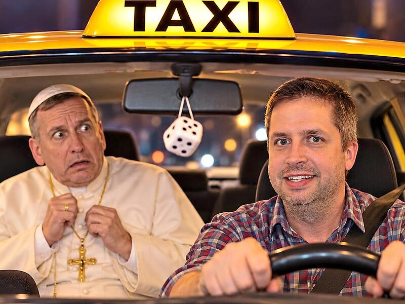 Taxifahrer Samuel Leibowitz (Martin Geiger) hat den Papst (Dietmar Hofmann) entf&uuml;hrt. Fotomontage: Susan M&uuml;ller