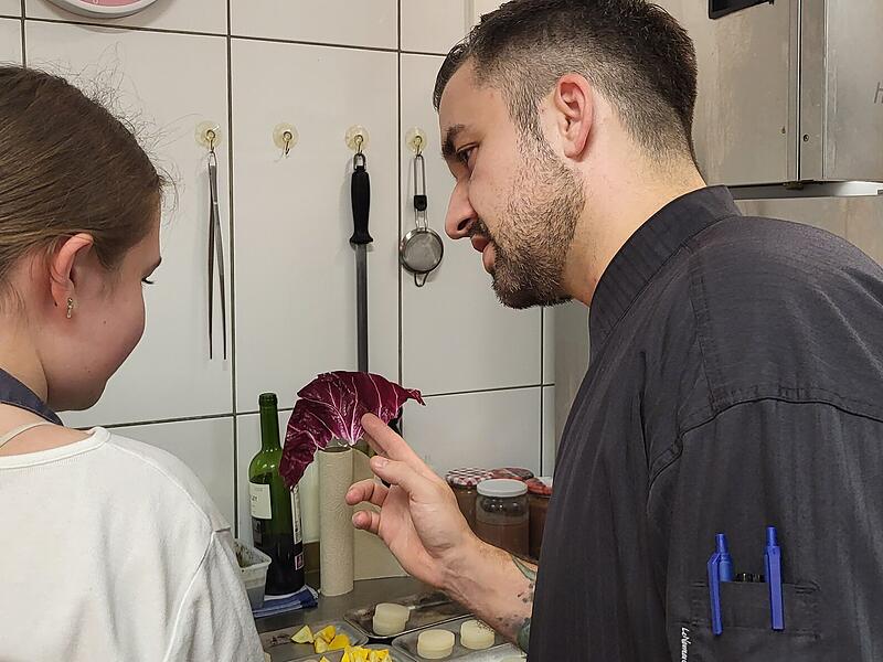 Dominik Käppeler erklärt der Praktikantin die Eigenheiten von Radicchio