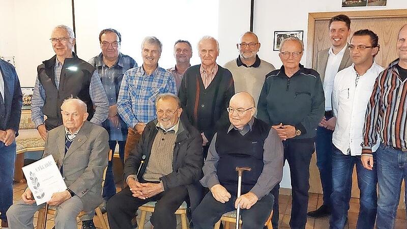F&uuml;r zahlreiche Mitglieder gab es vor allem Anerkennung und Dank, weil sie schon sehr lange mit dem FC Mitwitz verbunden sind. Mit im Bild B&uuml;rgermeister Oliver Plewa (3. von rechts), Vorsitzender Tobias Martin (links) und Ludwig Lamm (sitzend, links au&szlig;en).